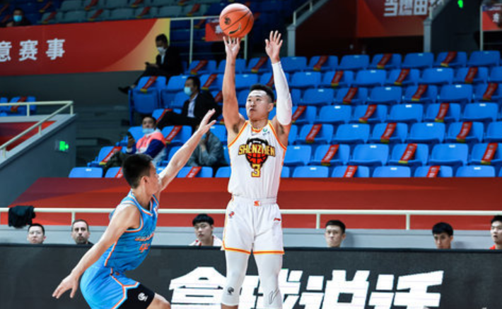 贺希宁三分,53分32篮板14助攻11抢断24盖帽,贺希宁超远三分球,贺希宁场均得分