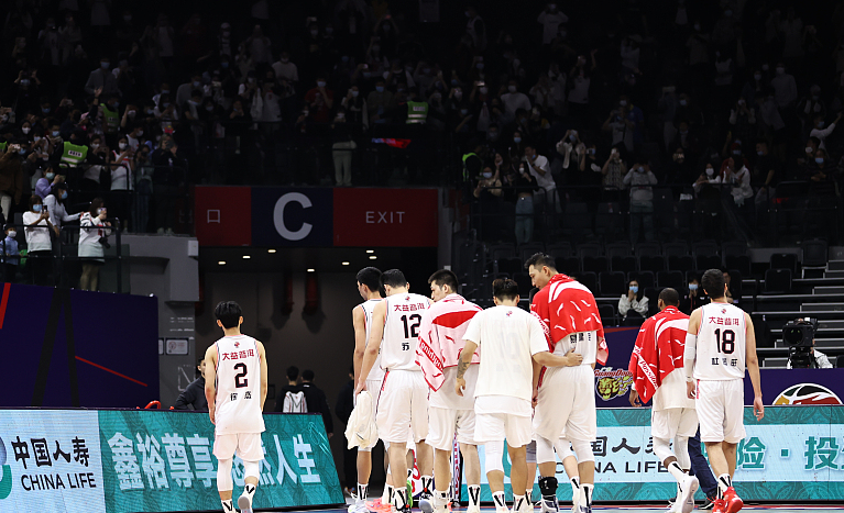 北青体育:广东队为了赶上比赛,一大早闭环包车前往赛区