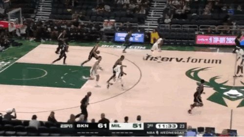 以球领人!西蒙斯精确传导克拉克斯顿,已经送出10助攻