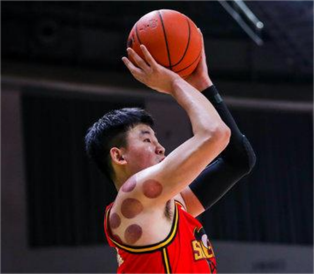 顾全全场18中11,三分11中8,得到32分3篮板2助攻2抢断