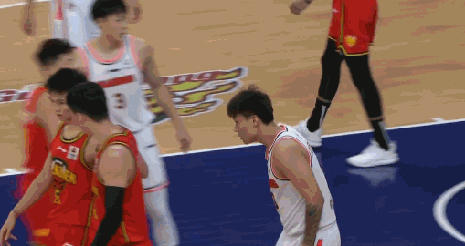 让我也来听听?比赛间歇时刻赵睿偷听顾全和队友商量战术