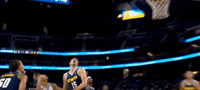 普尔进球之后,格林上前拍普尔屁股,普尔回身击掌回应