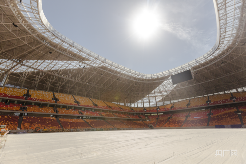 重庆龙兴足球场完成草坪播种,预计12月底球场见绿