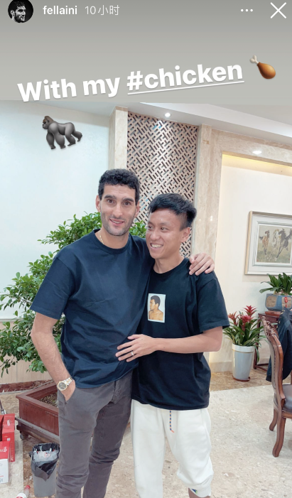 费莱尼与张弛合影:和我的小鸡在一起