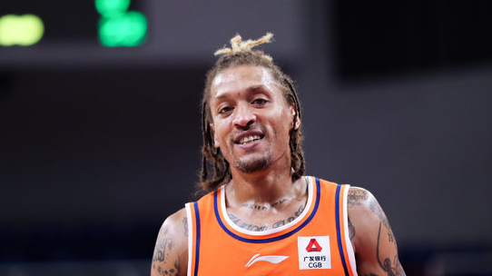 比斯利出战6分25秒,2投1中全场得到2分2篮板2盖帽