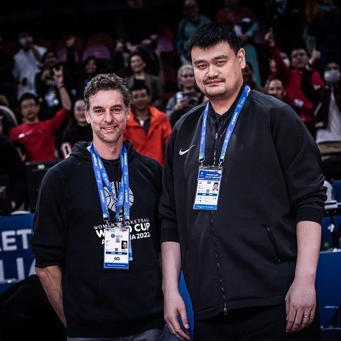 比姚明高的人合影 跟姚明合照 加索尔打爆姚明 姚明和加索尔合照