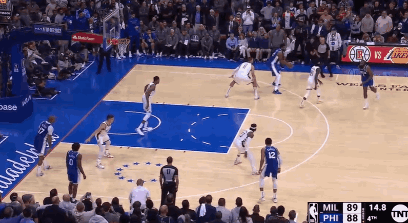 恩比德执行关键进攻,大范围转移球险些出现失误