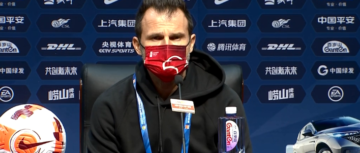 记者:海港花这么多钱被一个水货教练带成这样,还不滚蛋?