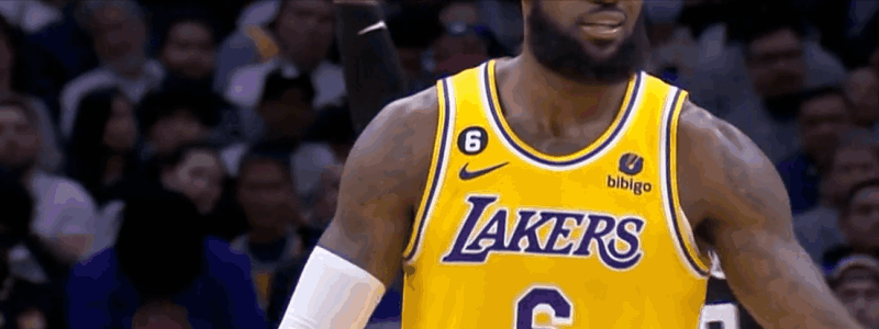 随后,詹姆斯于第四节回到更衣室,再无出场 詹姆斯走回更衣室