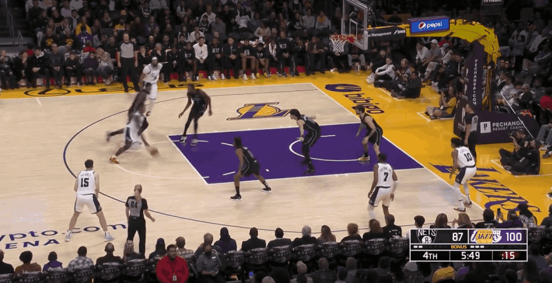 一波流!沃克上篮得手,湖人末节打出一波15