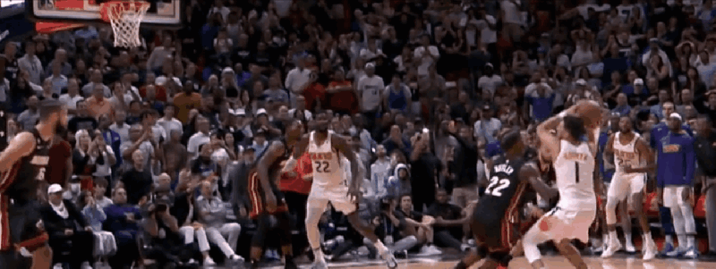 巴特勒打大前锋 巴特勒倒地