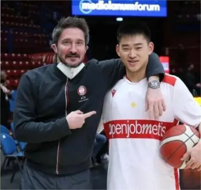 赵维伦个人社媒晒出与教练合影为教练庆生p:true,slid:218775729437833,queryid:&qu