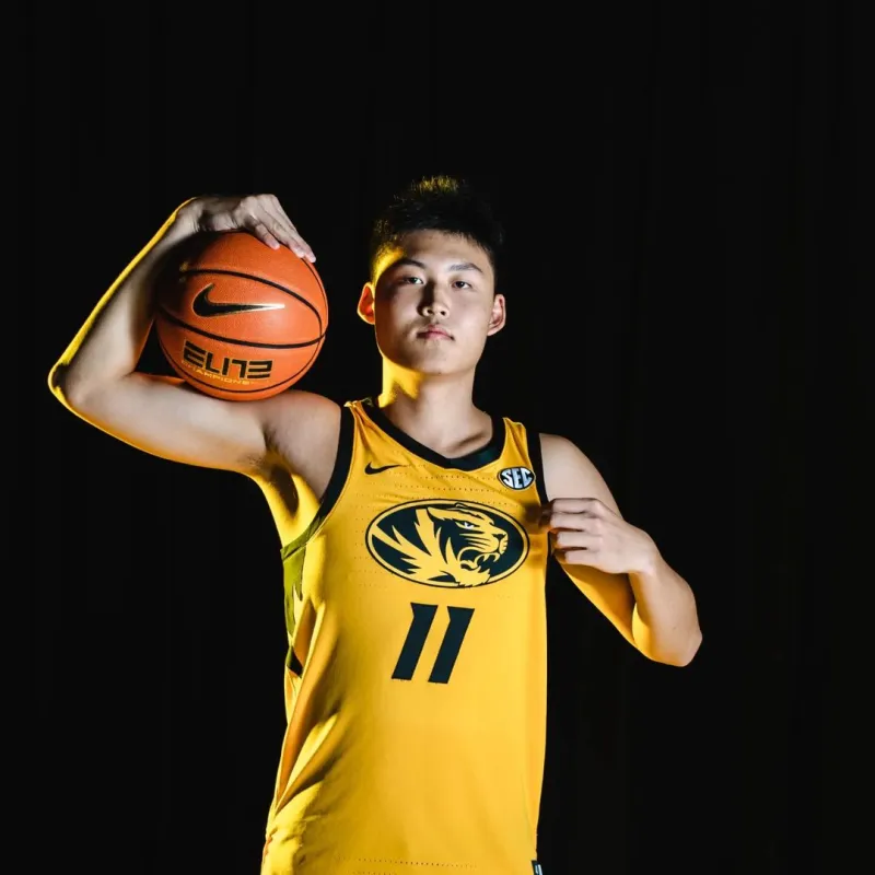 黄色战袍真的帅!庞清方晒访问密苏里大学照片