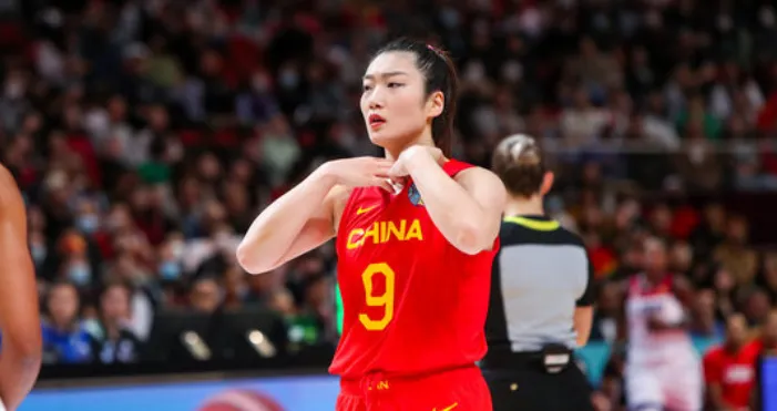 李梦上半场投篮8中1,得到7分2篮板1助攻