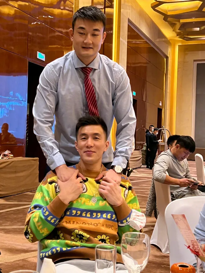 郭艾伦祝贺丛明晨大婚:新婚快乐我的室友,又见证一对