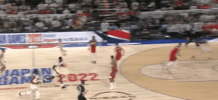 再来隔扣!怀斯曼前场接球,直接隔扣波尔津吉斯