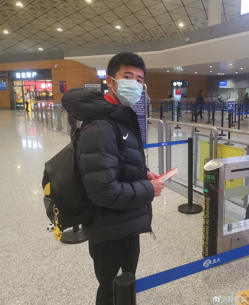 硬汉!海港新闻官:李圣龙唇部缝15针,随球队连夜返沪