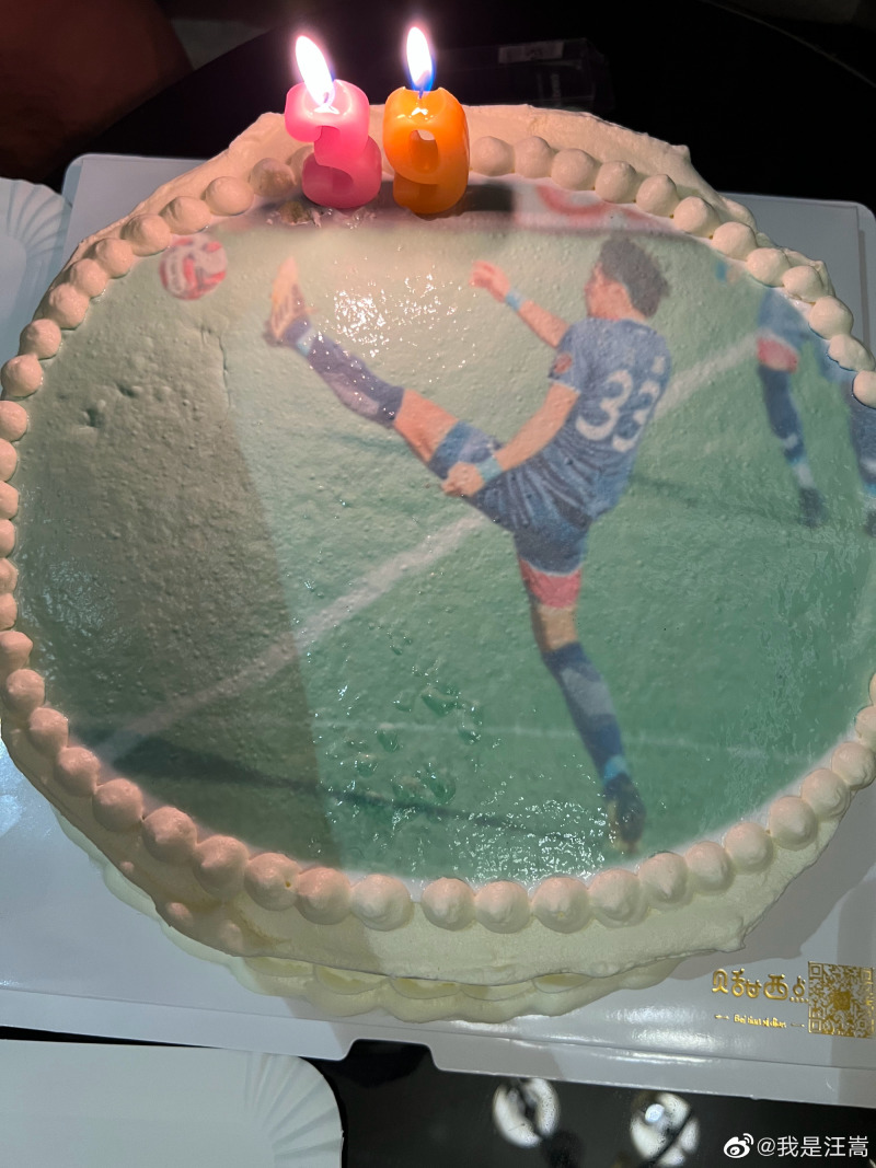老当益壮!汪嵩庆祝39岁生日:希望在绿茵场多战斗几年