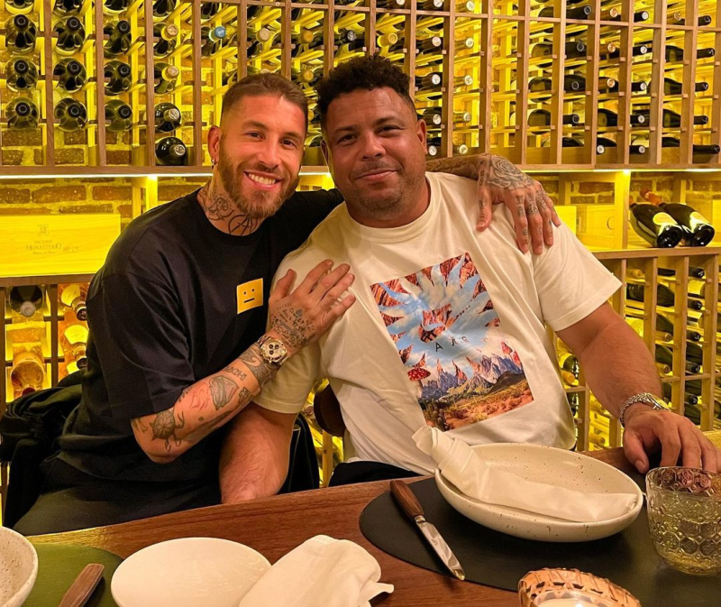 罗纳尔多微博,罗纳尔多合影,马拉多纳晒与罗纳尔多合影,马拉多纳和罗纳尔多合照