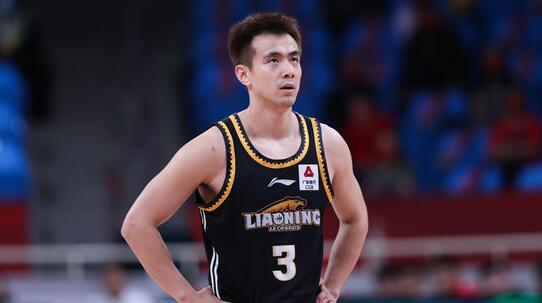 赵继伟追平三分 赵继伟压哨三分