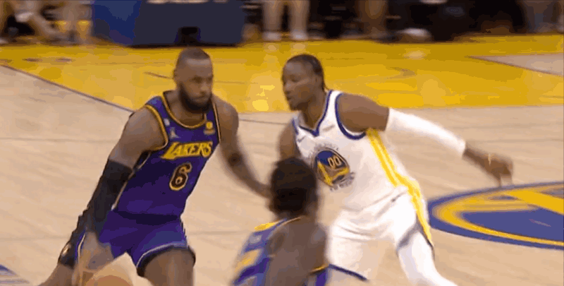 詹姆斯造进攻犯规 詹姆斯对库里犯规