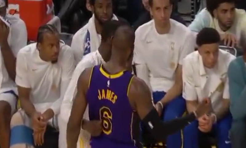 这是什么操作?比赛期间格林上场与詹姆斯进行短暂沟通