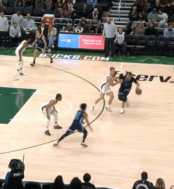 无人可挡!洛夫顿从三分线外背身碾至篮下,对抗后打成2+1