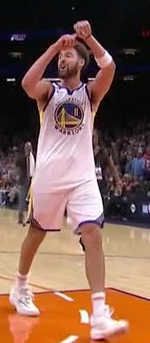 克莱离场前,对太阳比出四枚冠军戒指的手势