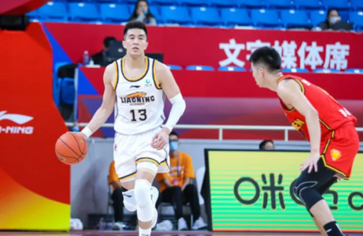 郭艾伦一分一篮板 郭艾伦篮球一分 郭艾伦爆发22分8助 郭艾伦半场25分