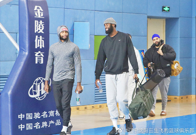 桑普森首练引来李晓旭赞叹:这哥们太能跳了!