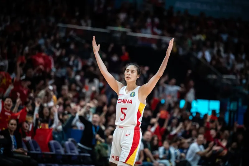 中国女篮夺得银牌,队史第五次夺得世界大赛奖牌的是 中国三人女篮夺得铜牌颁奖 中国女篮获得的奖牌 中国女篮夺得首个世界冠军