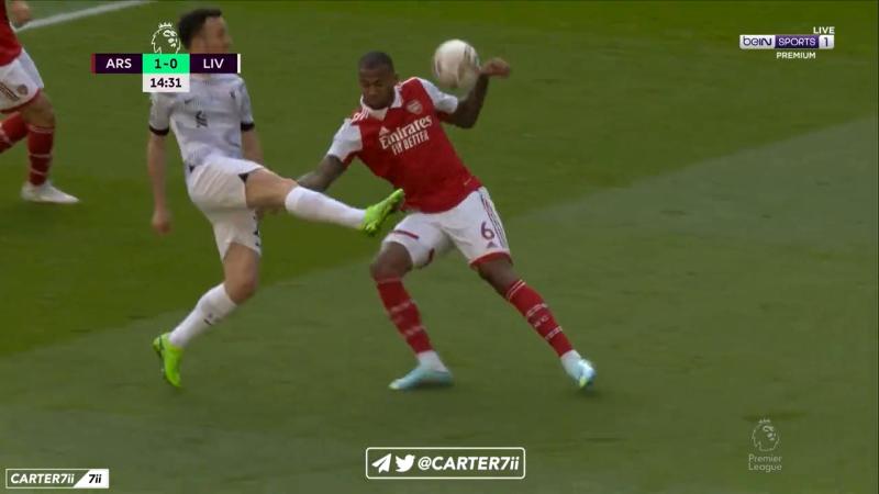 比赛进行中,球击中了场外的助理裁判,足球裁判布里希,球触及场内裁判