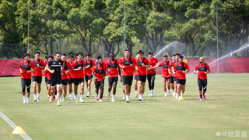 足球报:二转期间海港曾联系国字号教头,谈到一半未能成行