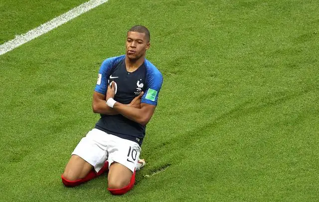 巴黎人报:姆巴佩关注哈兰德的数据;坎波斯厌倦宫斗或离开