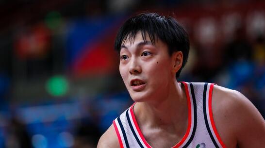 胡明轩24分4篮板3助 胡明轩抢篮板