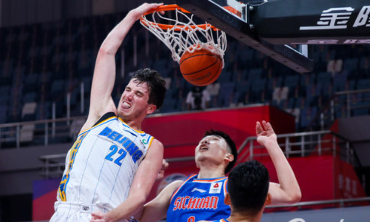 利夫投篮19中12,全场砍下27分13板3助4断1帽