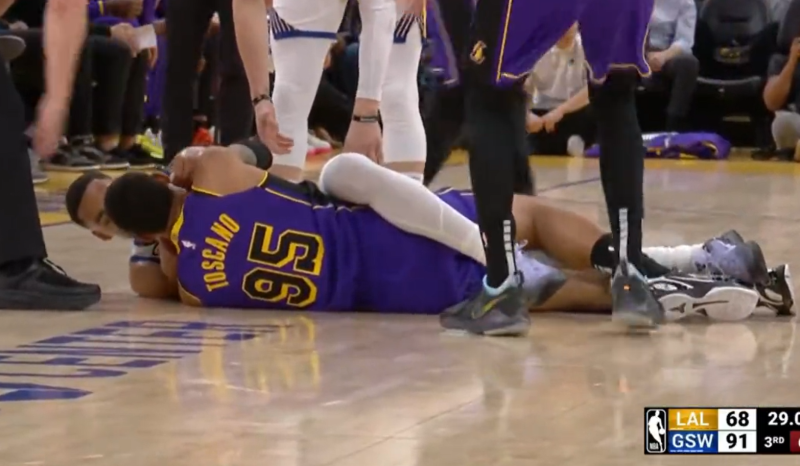 你不要过来啊!安德森和普尔倒地同时抢球,场面有些暧昧