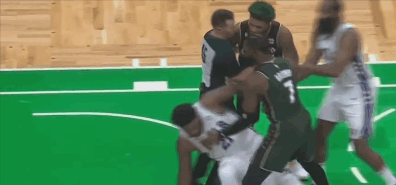 恩比德夹住斯马特手臂,布朗上前讨要说法双方爆发冲突