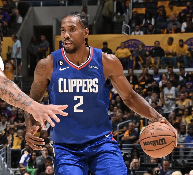 卢:伦纳德在训练后右膝僵硬,他将于明日返回洛杉矶