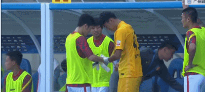 河北队门将鲍亚雄伤退,人员不整只能由u21后卫客串门将