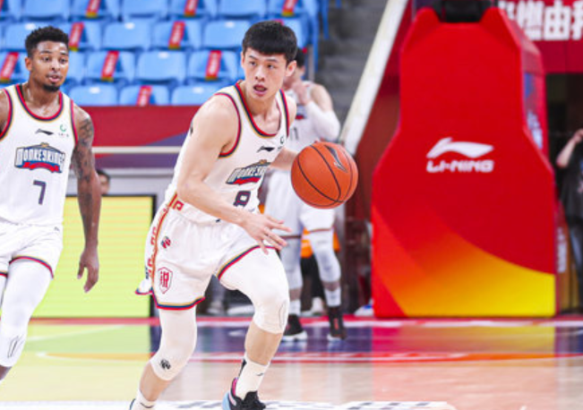 王岚嵚上半场投篮5中4,三分3中3得到11分1助攻