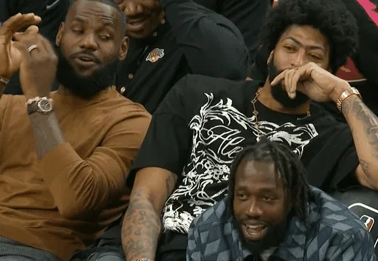 心情不错!詹眉便装瘫坐替补席,有说有笑