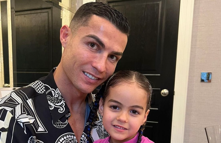 父爱如山!c罗社媒为女儿庆生:生日快乐我的爱!