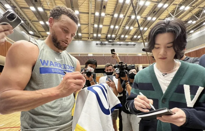 勇士众将与防弹少年团成员suga合影,库里赠送签名球衣