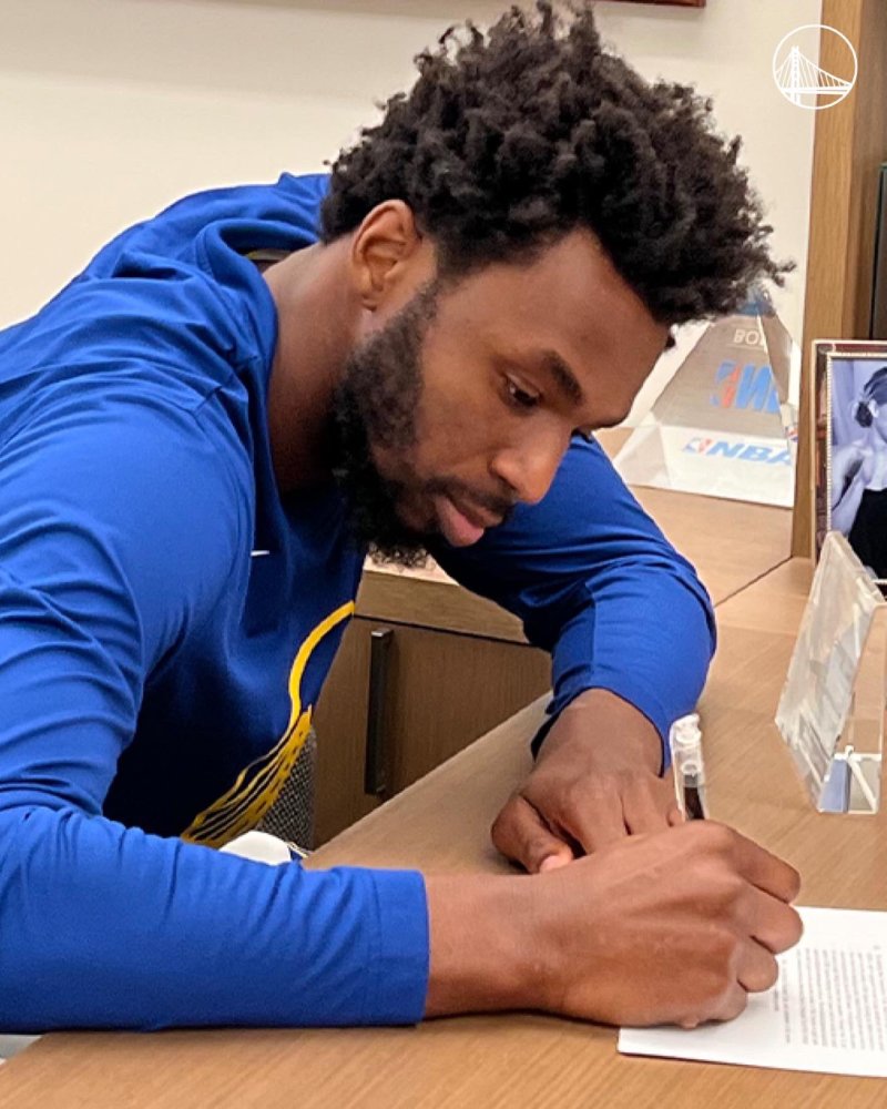 勇士官推晒出了威金斯签新合同的签字照: