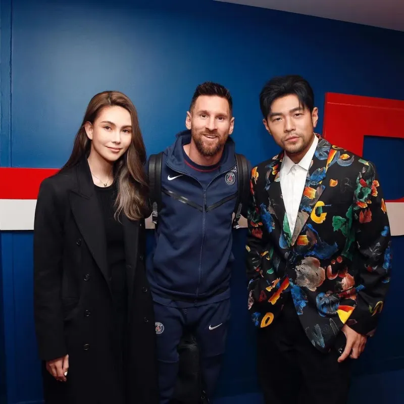 周杰伦携昆凌巴黎观战梅西球赛