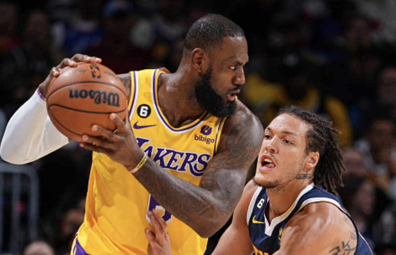 詹姆斯后场超远三分4连中 詹姆斯连得7分