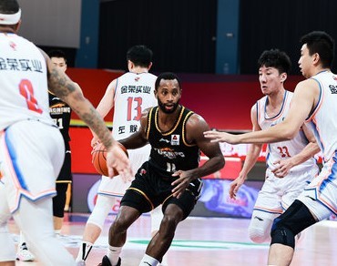 53分32篮板14助攻11抢断24盖帽,弗格18分6助攻输出稳定 三分手感不佳罚篮稳健