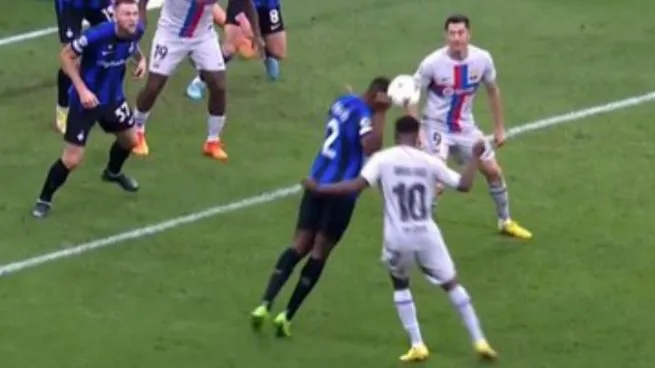 梅西把球踢向裁判 手球裁判邓军 裁判判罚点球 巴萨围攻裁判