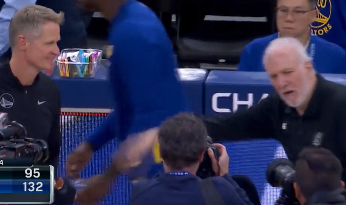 有点搞!赛后科尔等待与波波拥抱,波波直接摆手说去你的